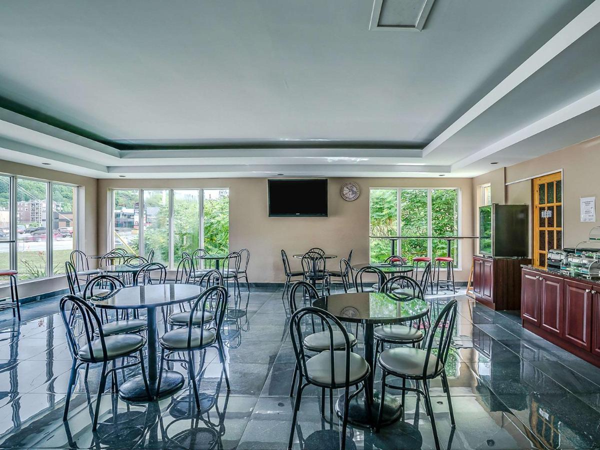 Quality Suites Sainte-Anne-de-Beaupre Bagian luar foto